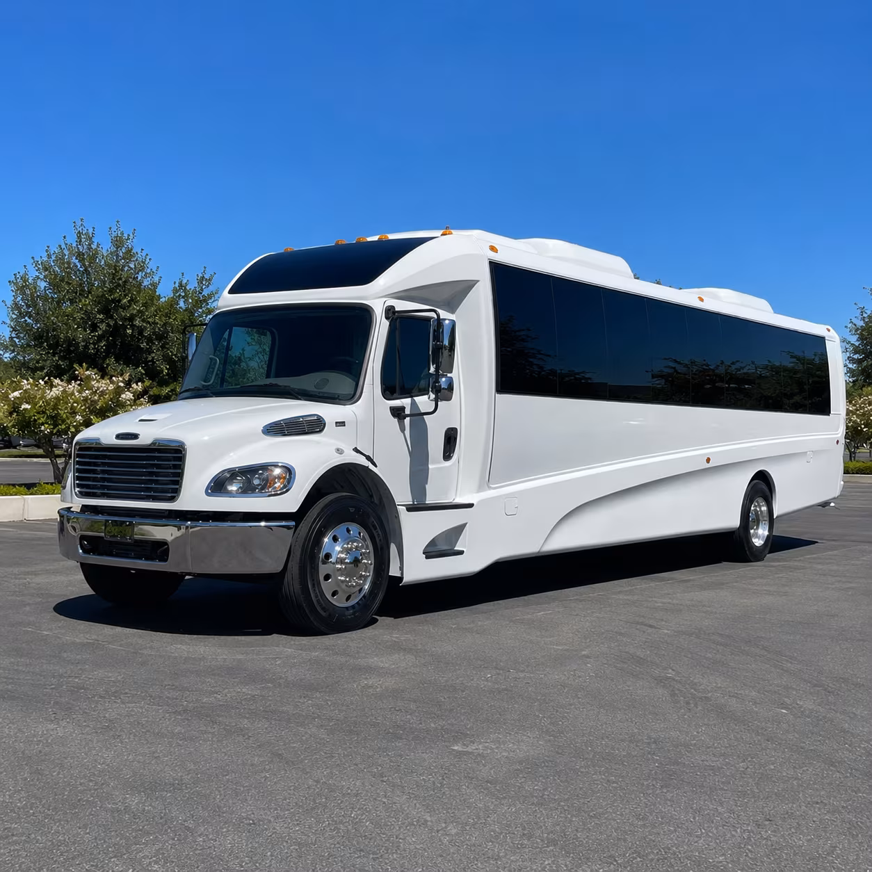 longmont 25 passenger minibus