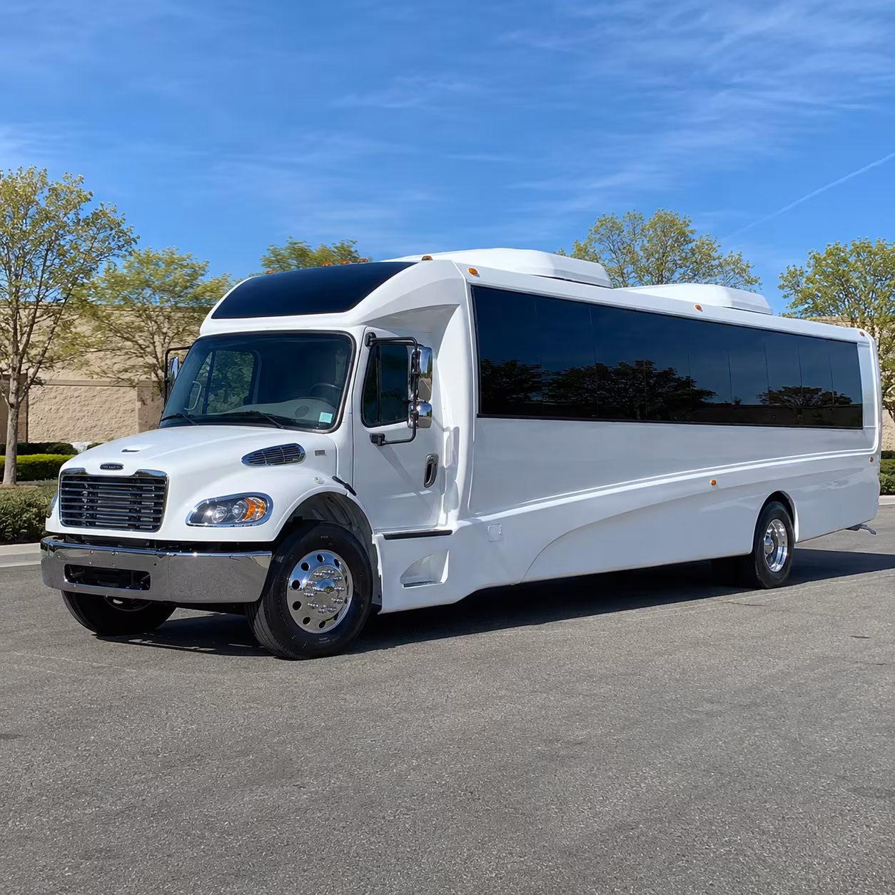 longmont 28 passenger minibus
