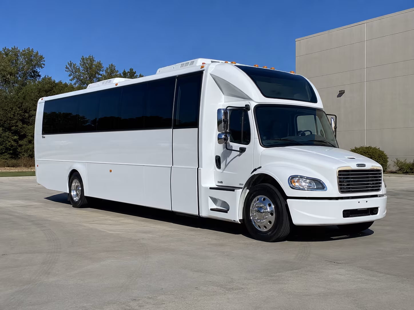 longmont 28 passenger party bus